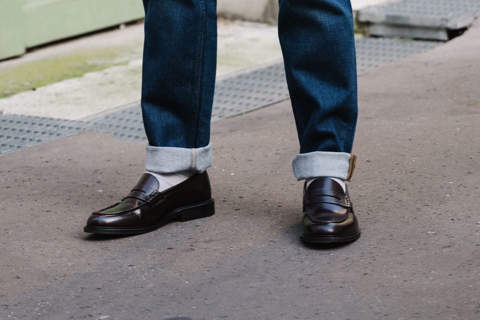 mocassins avec un jean et chaussettes blanches