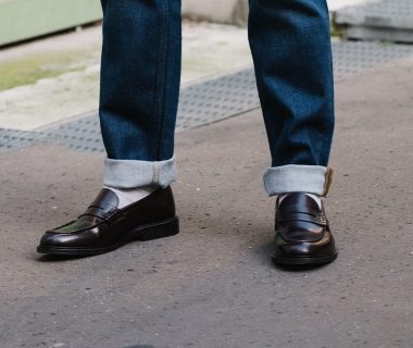 mocassins avec un jean et chaussettes blanches