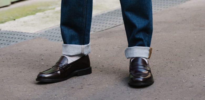 mocassins avec un jean et chaussettes blanches