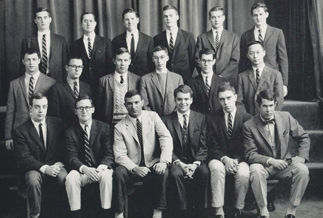 Les étudiants américains portent tous ce que l'on appelle une Repp tie, dont les rayures vont vers la droite pour les distinguer des européens