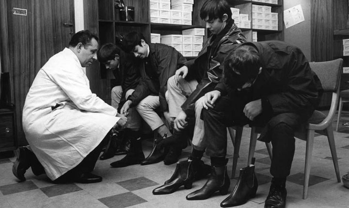 Des jeunes à l'essai pour une paire de chelsea boots (1963) Credit photo : gilt.com