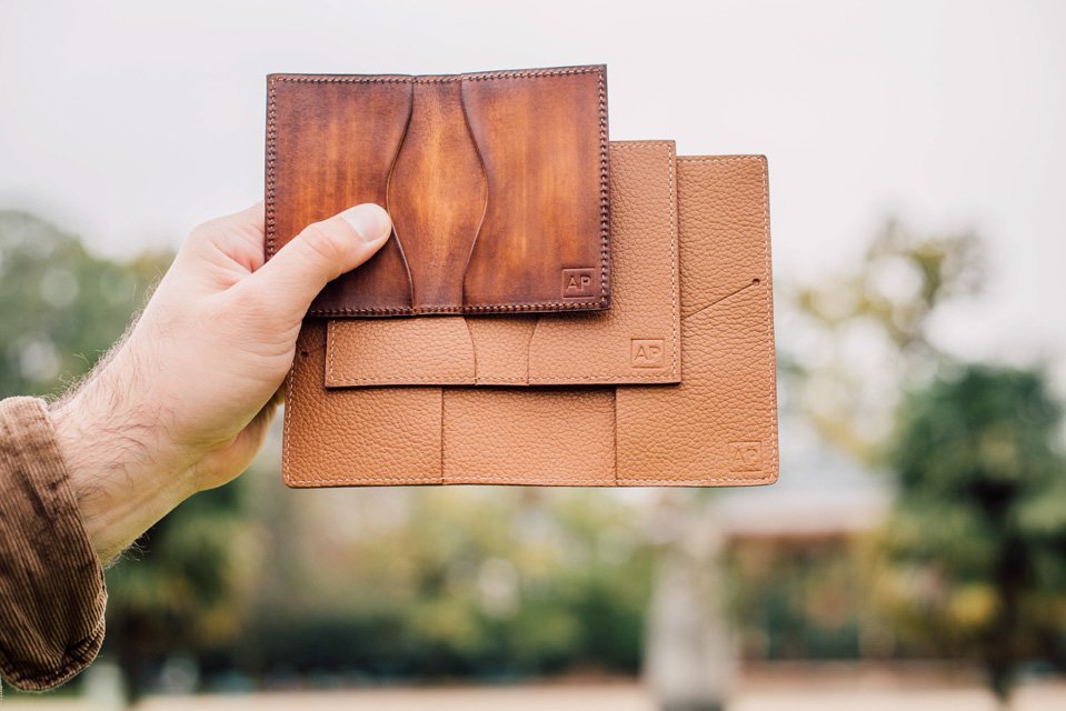 https://www.commeuncamion.com/wp-content/uploads/2017/11/portefeuilles-cuir-atelier-particulier.jpg